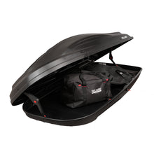 Coffre de toit Polaire Inspiration 480L ouvert avec bagages – ouverture bilatérale