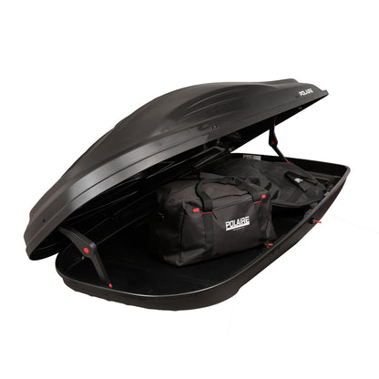 Coffre de toit Polaire Inspiration 480L ouvert avec bagages – ouverture bilatérale
