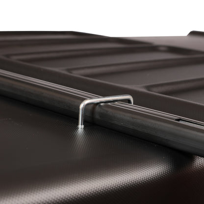 Coffre toit Polaire 480L – détail charnière et texture ABS résistante